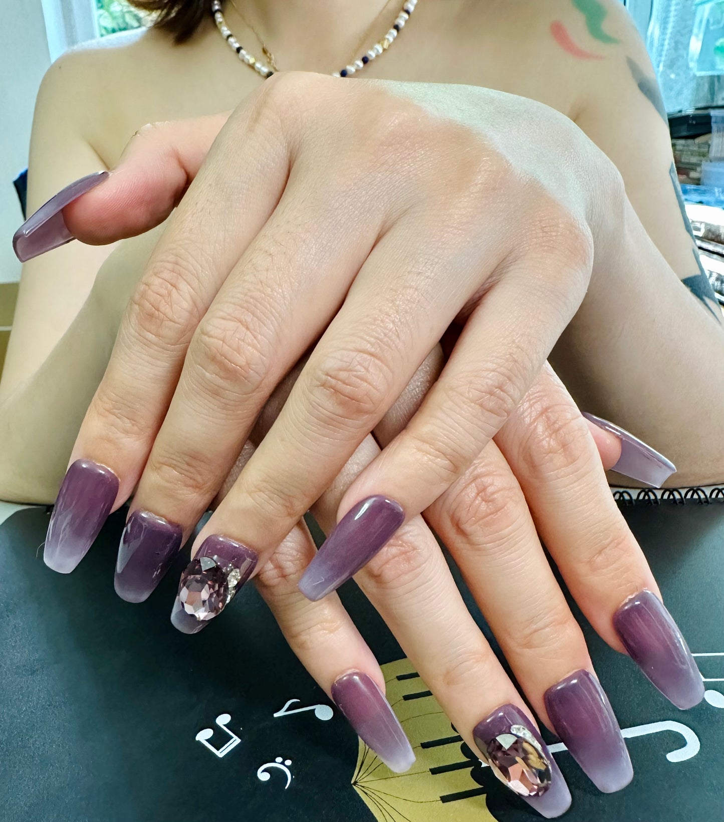 Faux ongles mi-aiguilles violet foncé à breloques, faits main | Design monochrome violet foncé avec diamants scintillants