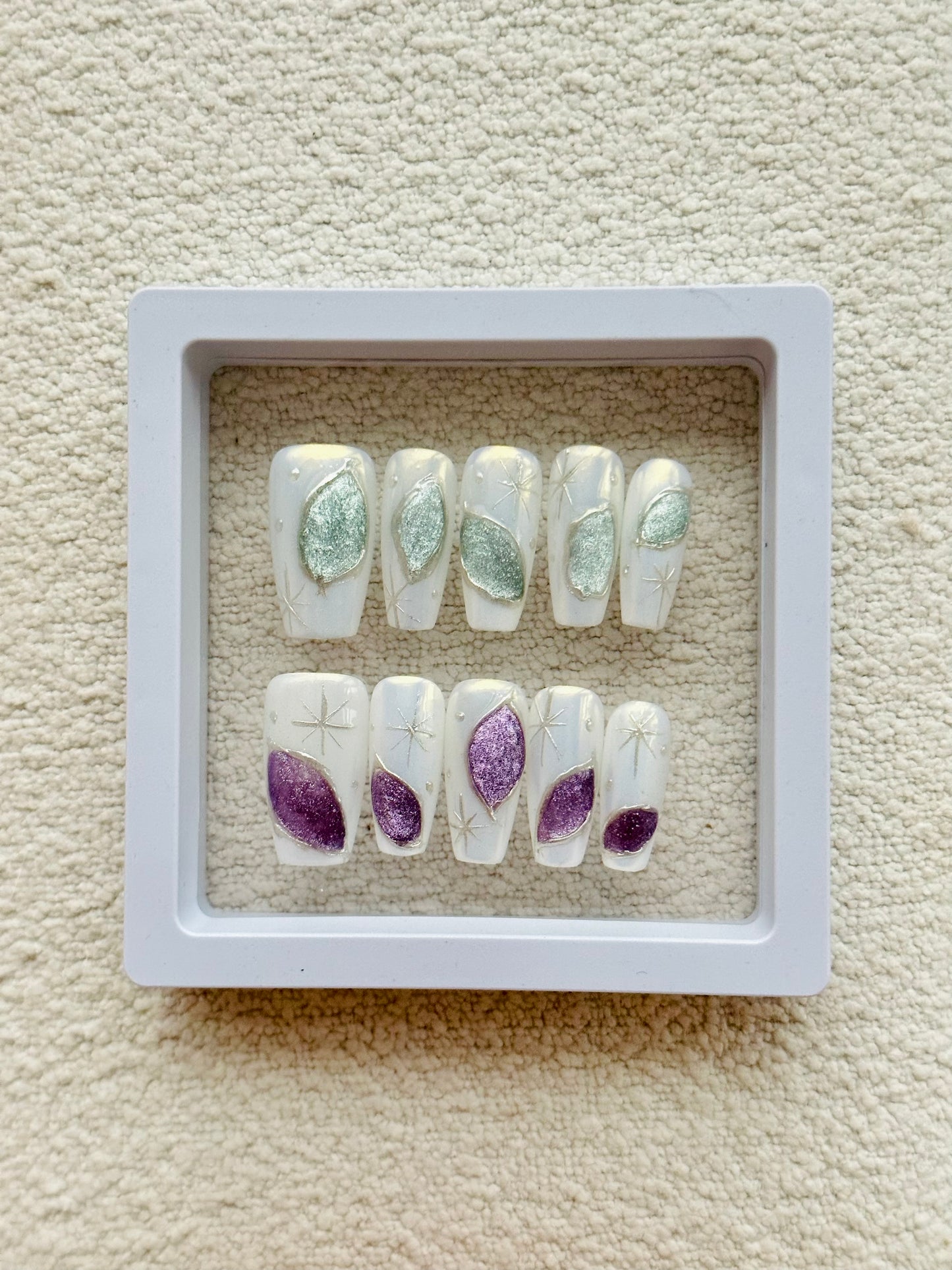 Faux ongles Stellar Mirage faits main, forme trapèze moyenne | Finition miroir élégante avec des accents étoilés
