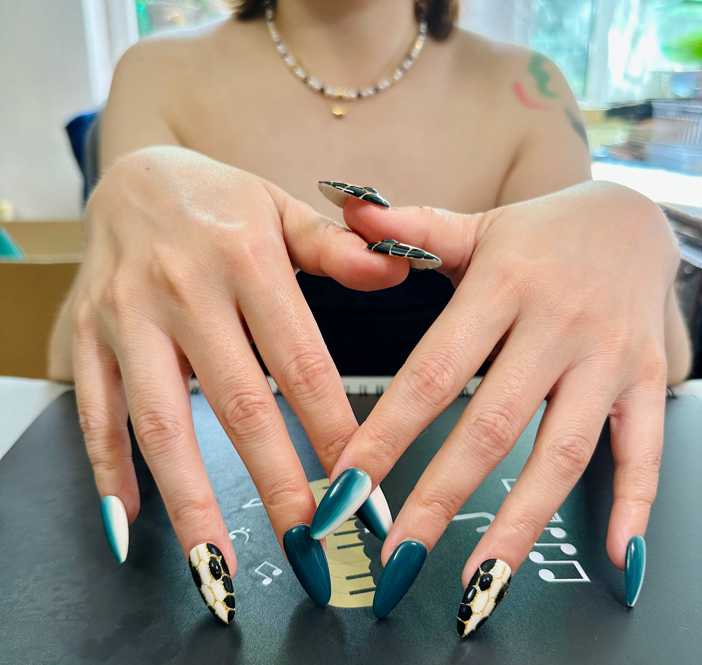 Ongles classiques en forme d'amande, tête de serpent | Motif vert émeraude et blanc fait main