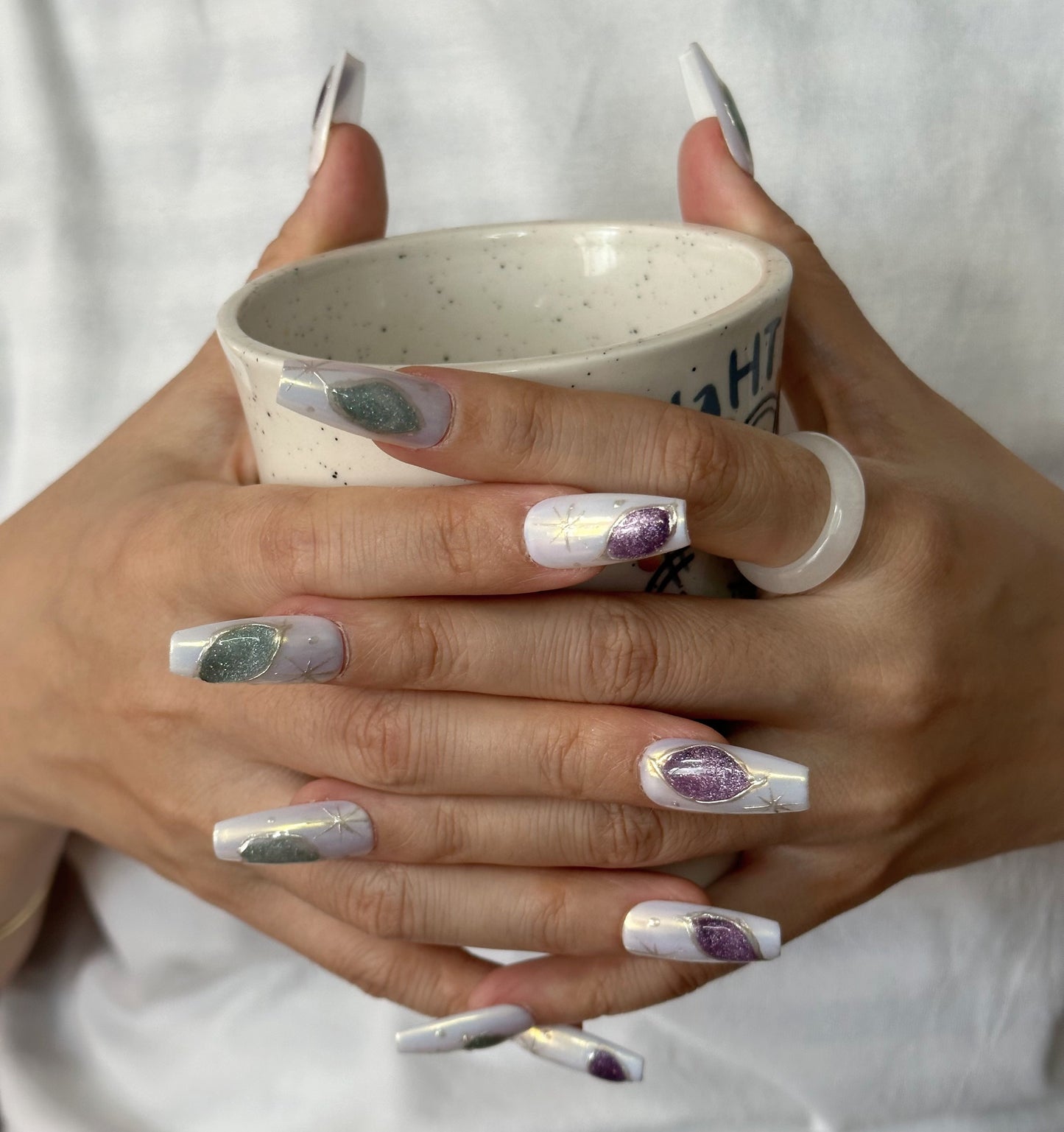 Faux ongles Stellar Mirage faits main, forme trapèze moyenne | Finition miroir élégante avec des accents étoilés