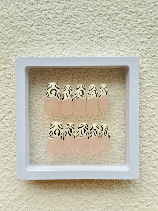 Ongles à coller imprimé léopard faits main | Design français classique et élégance sauvage