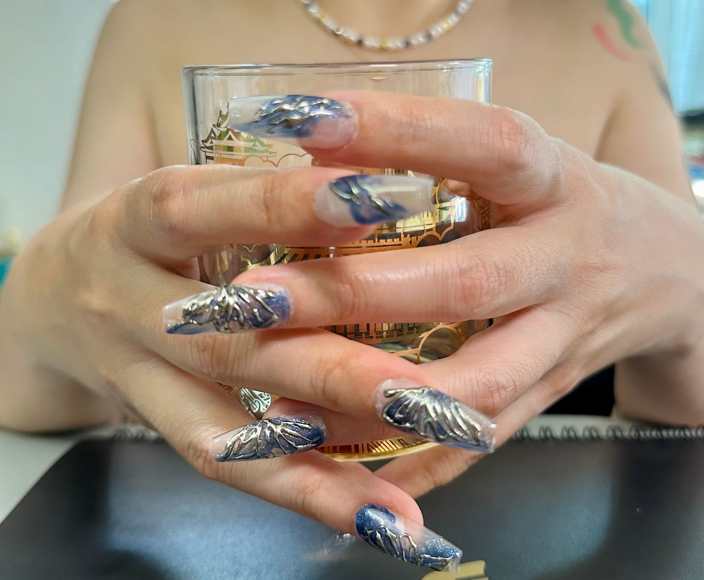 Ongles autocollants mi-trapèze faits main « Rêves du ciel étoilé » | Élégance céleste bleu ciel et argent