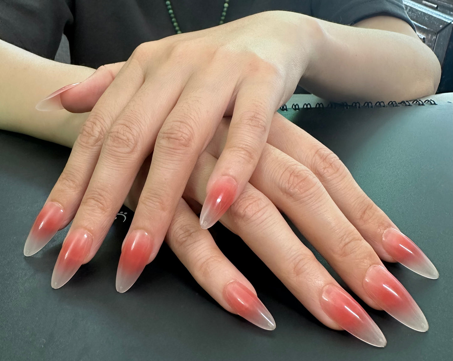 Ongles en amande couleur blush amande | Motif dégradé rose fait main