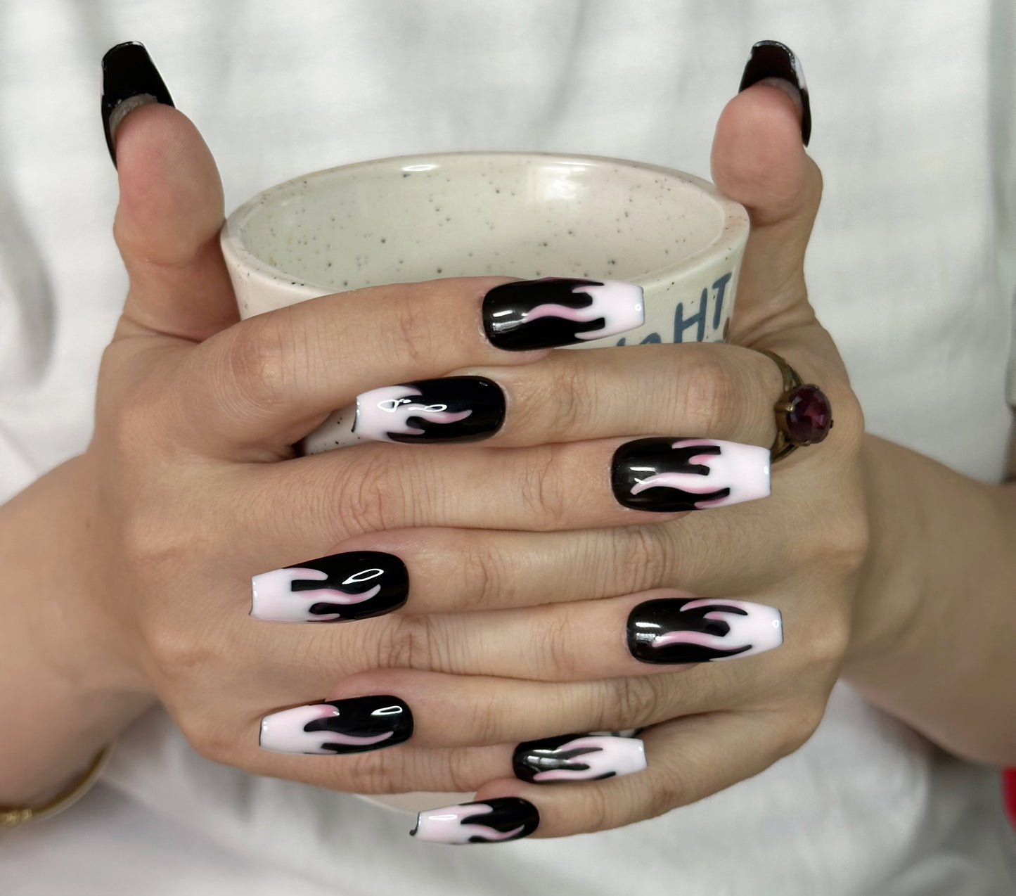 Faux ongles trapèzes noirs | Flammes roses audacieuses