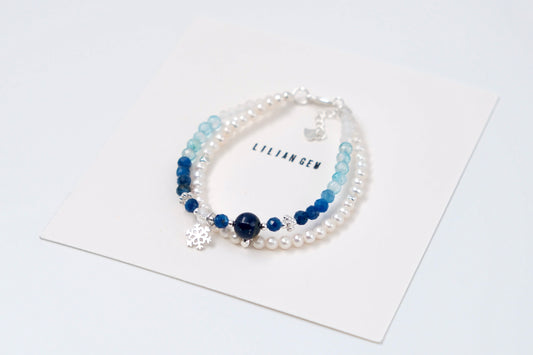 Description du produit : Bracelet en cristal bleu et blanc inspiré de La Reine des Neiges – Icy Elegance