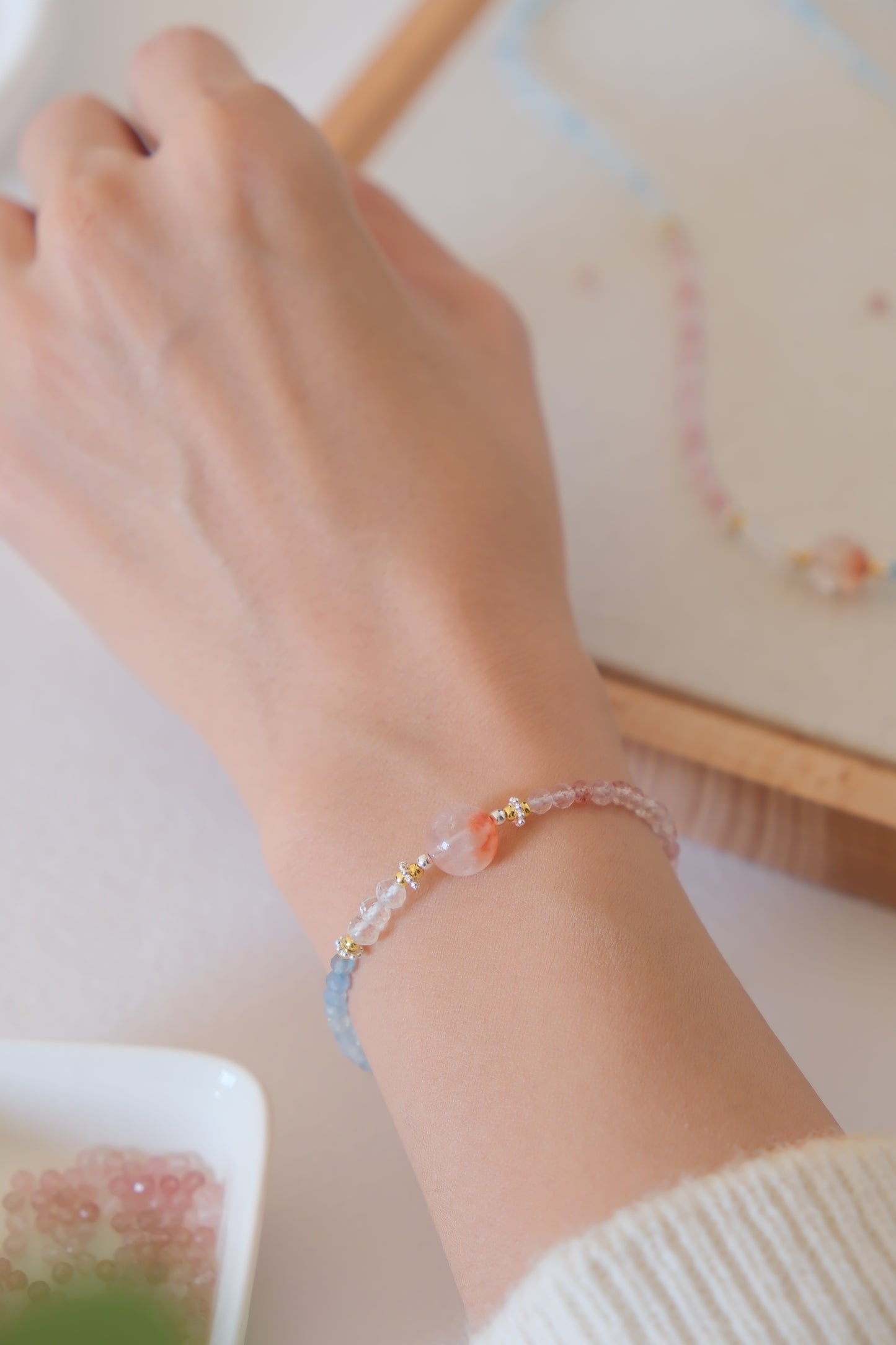 Bracelet en cristal bleu et rose – Harmonie en fleurs