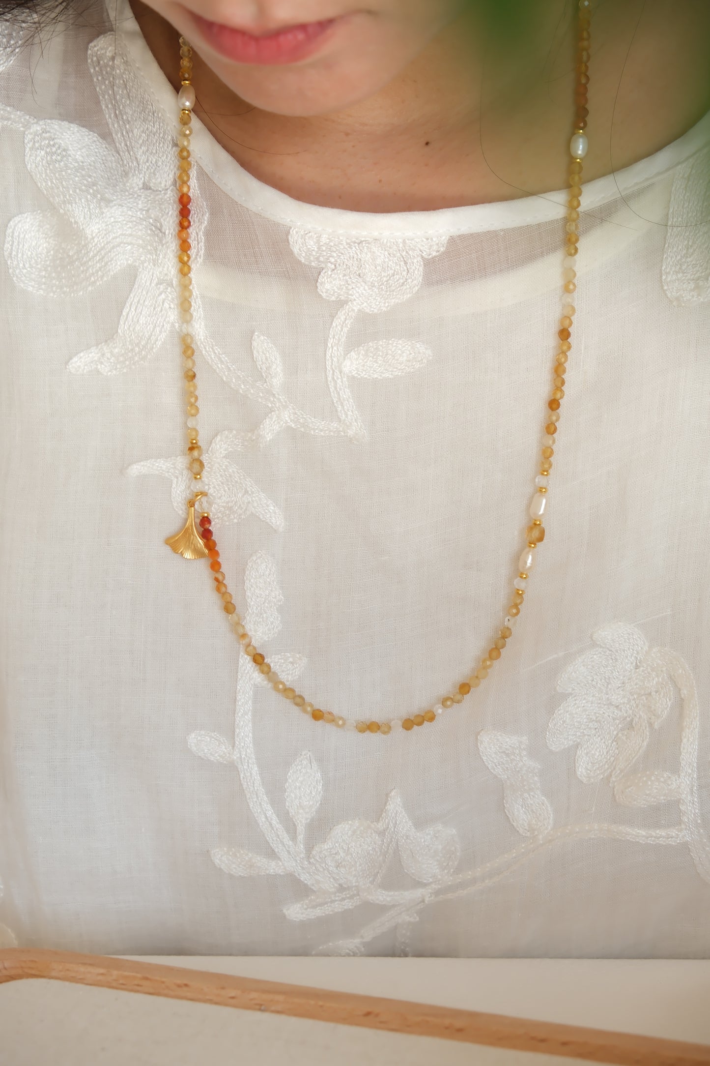 Collier long en feuille d'érable dorée et citrine – Éclat d'automne