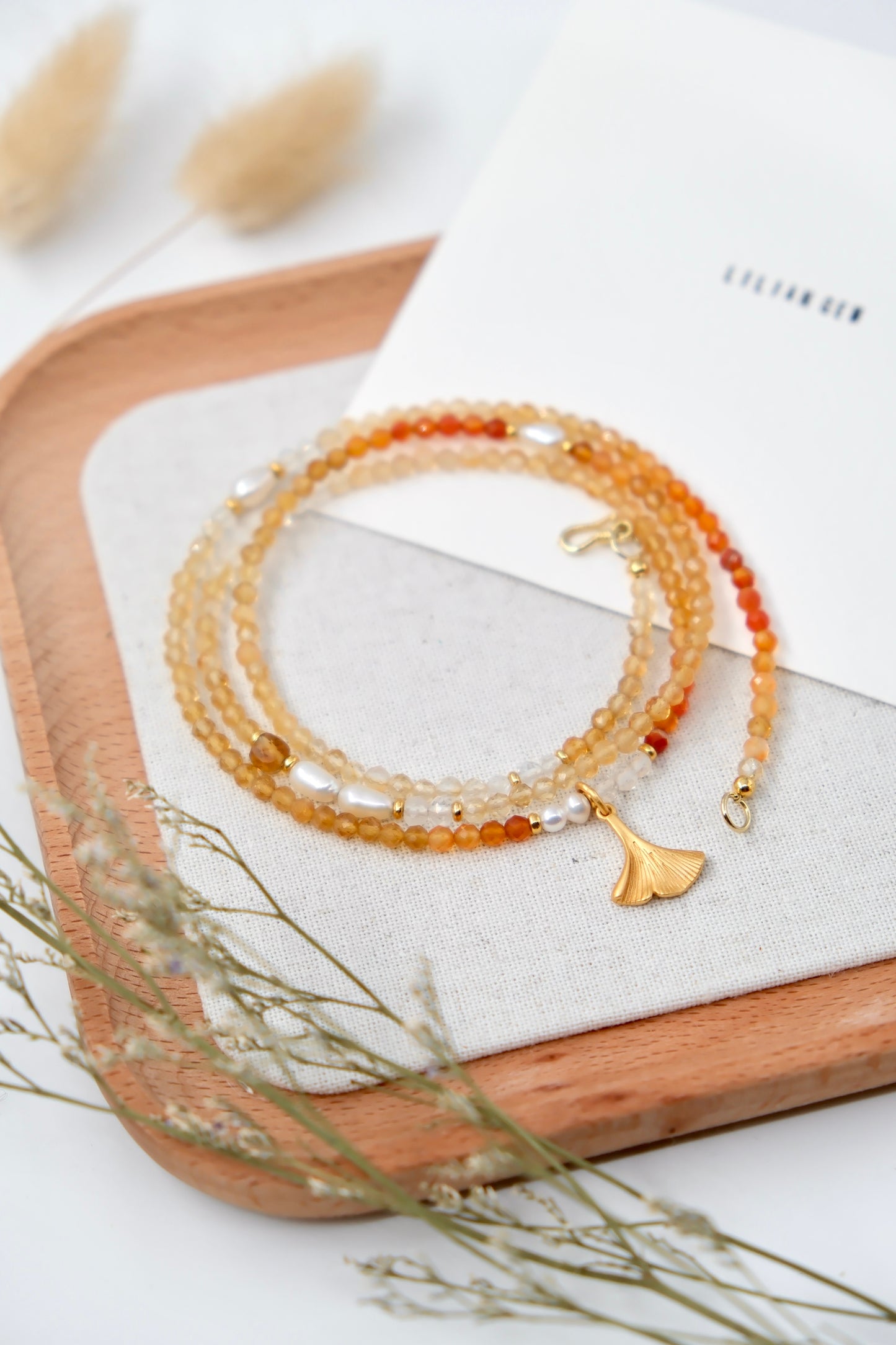 Collier long en feuille d'érable dorée et citrine – Éclat d'automne