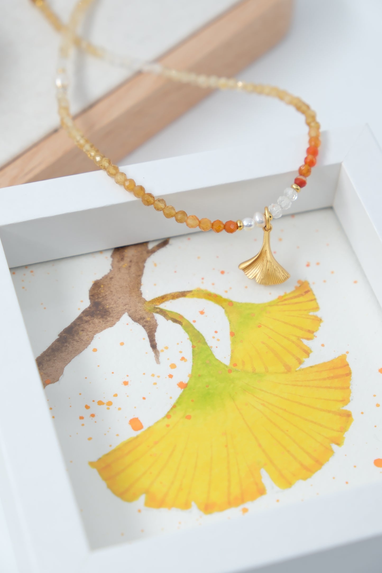 Collier long en feuille d'érable dorée et citrine – Éclat d'automne