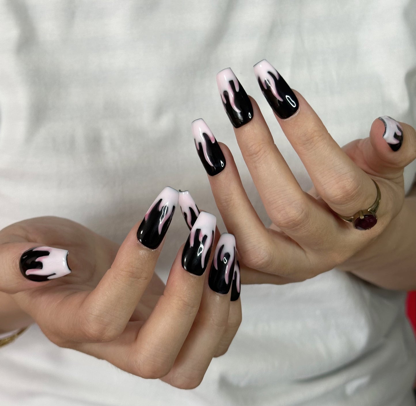 Faux ongles trapèzes noirs | Flammes roses audacieuses