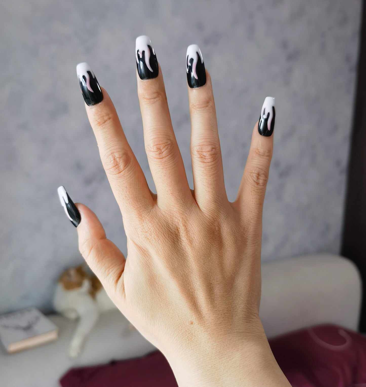 Faux ongles trapèzes noirs | Flammes roses audacieuses