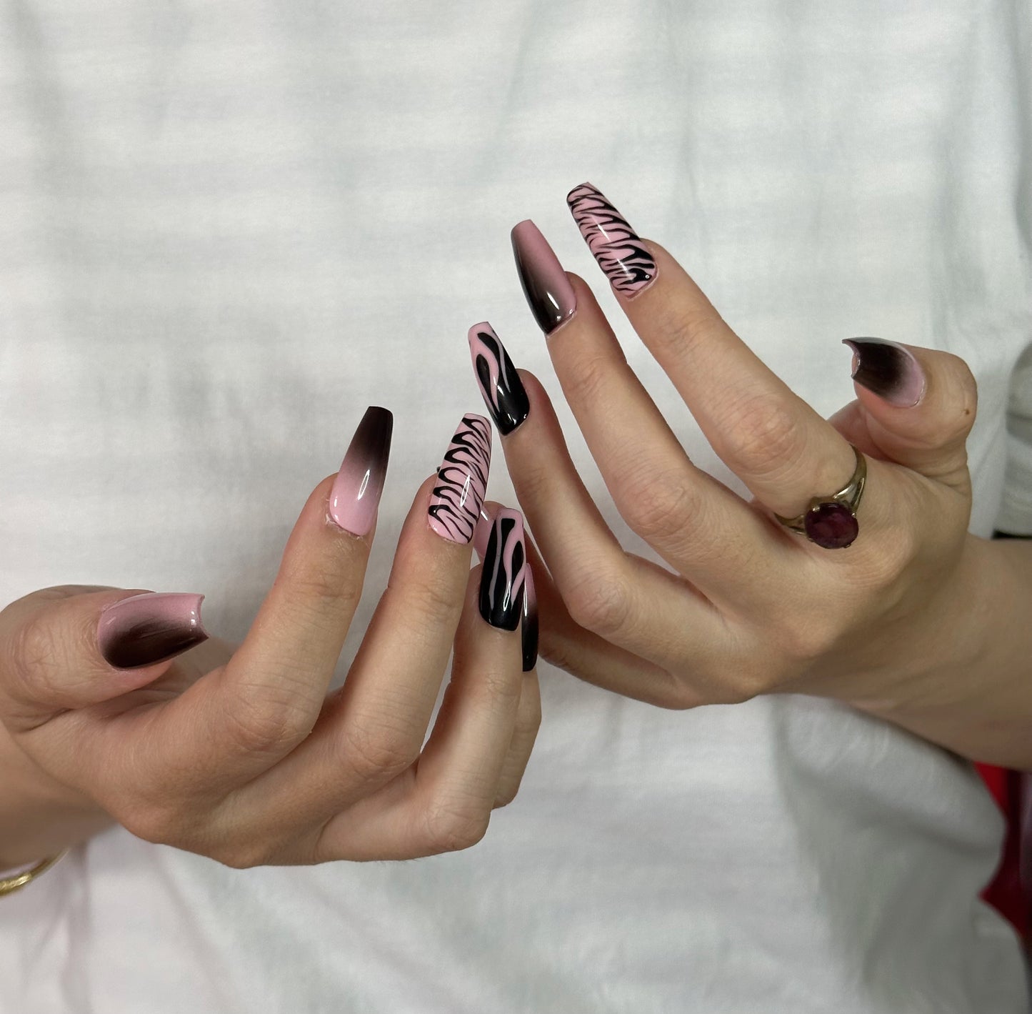 Faux ongles trapèzes mi-longs motif flamme zébrée rose | Cool et artisanal