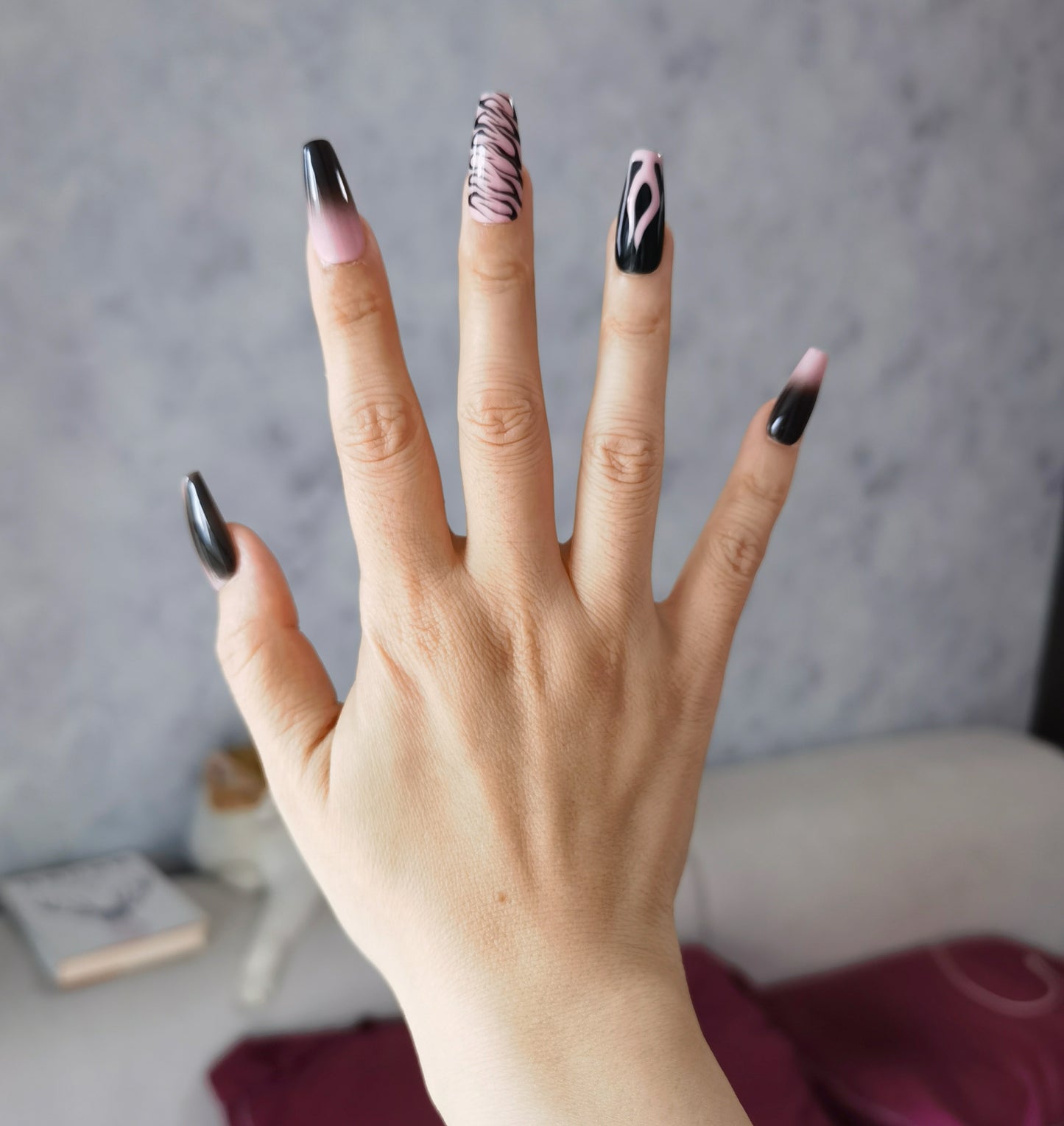 Faux ongles trapèzes mi-longs motif flamme zébrée rose | Cool et artisanal