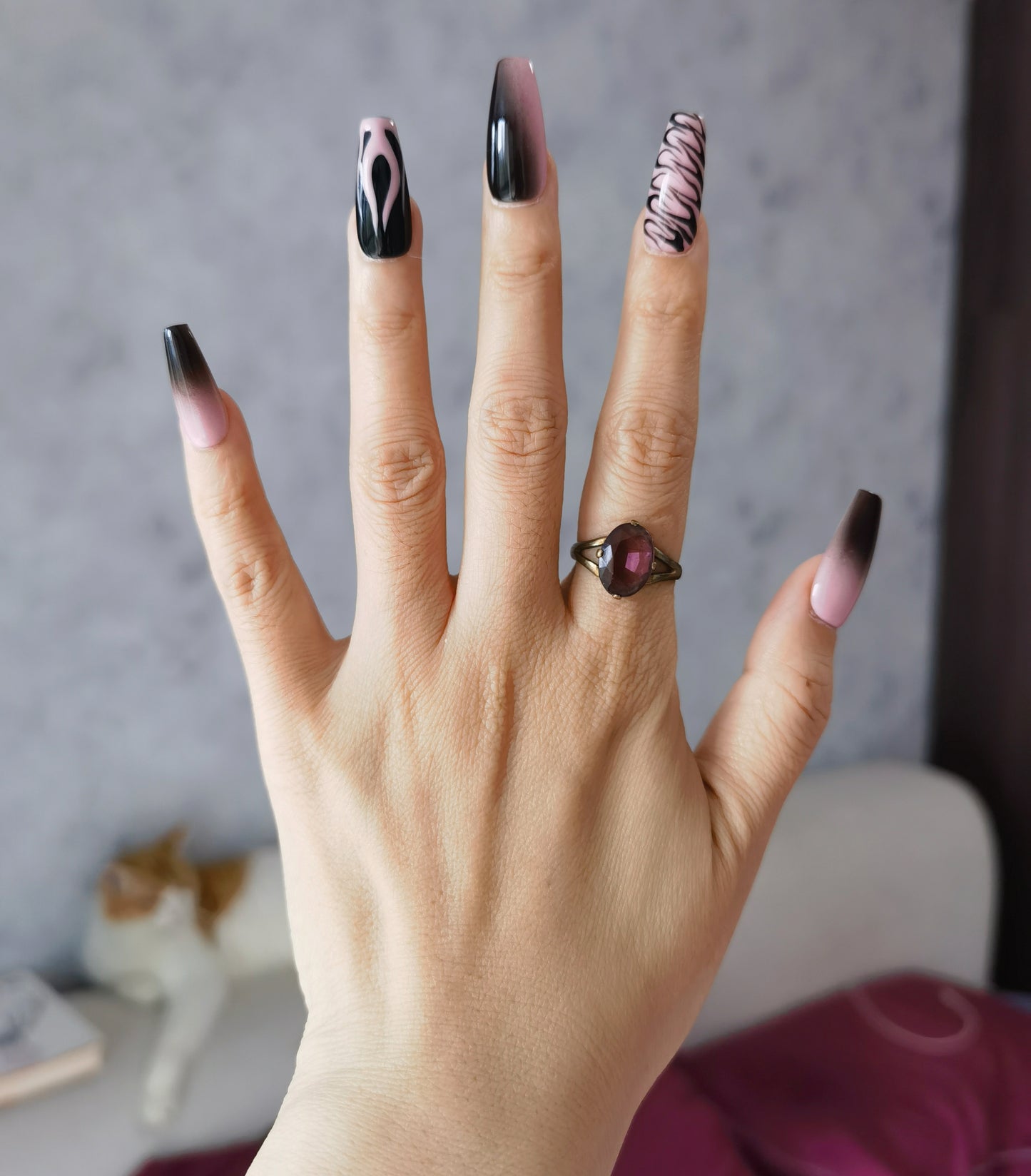 Faux ongles trapèzes mi-longs motif flamme zébrée rose | Cool et artisanal
