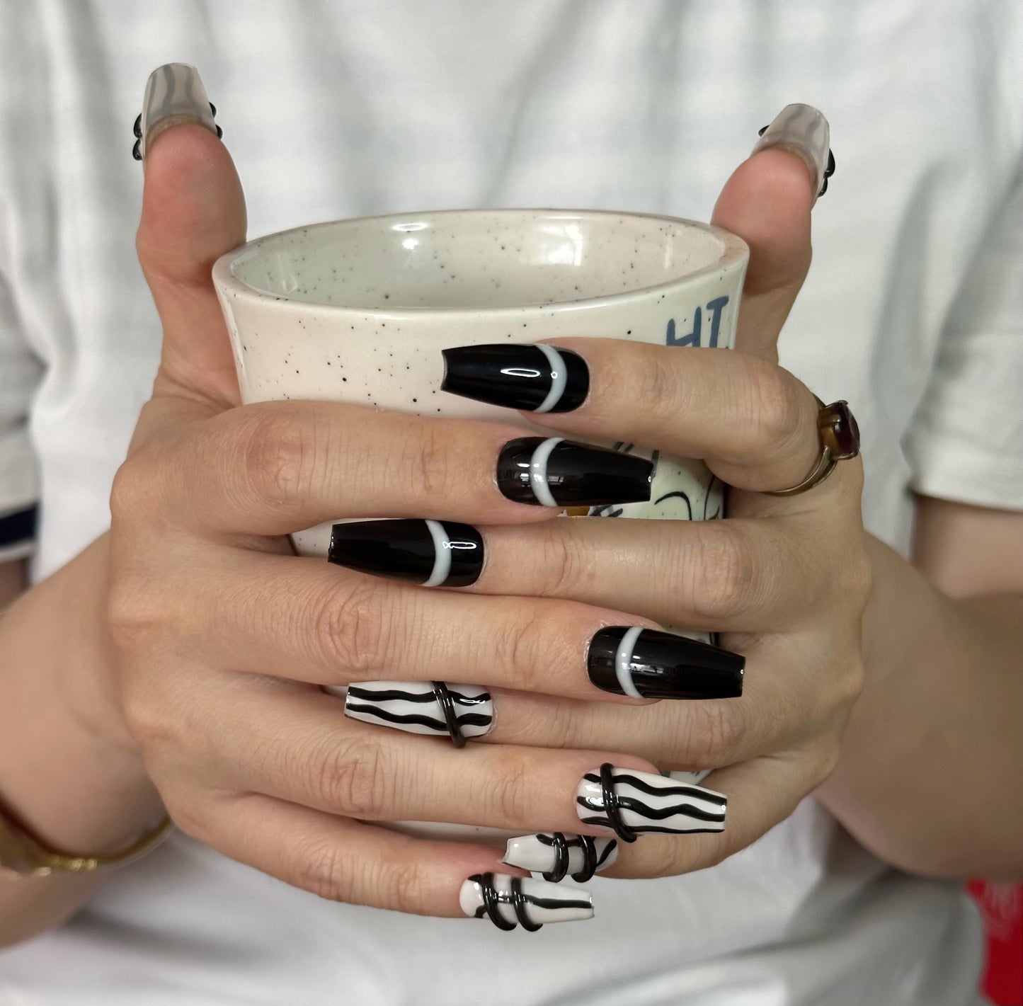 Faux ongles 3D foncés mi-stiletto faits main | Noir et blanc classiques | Lignes 3D minimalistes pour une élégance intemporelle
