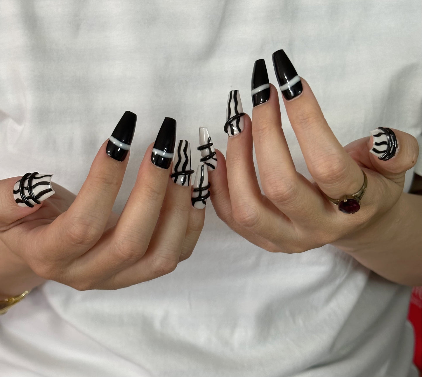 Faux ongles 3D foncés mi-stiletto faits main | Noir et blanc classiques | Lignes 3D minimalistes pour une élégance intemporelle