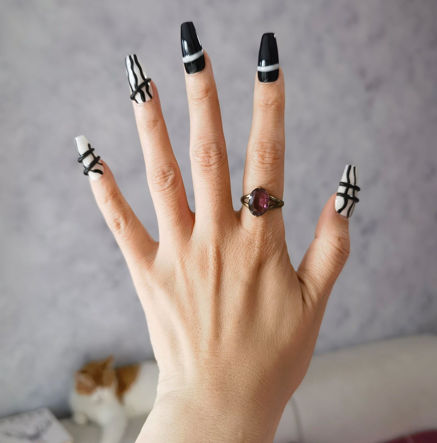 Faux ongles 3D foncés mi-stiletto faits main | Noir et blanc classiques | Lignes 3D minimalistes pour une élégance intemporelle
