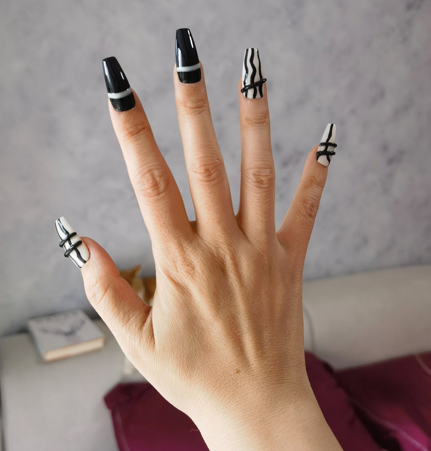 Faux ongles 3D foncés mi-stiletto faits main | Noir et blanc classiques | Lignes 3D minimalistes pour une élégance intemporelle