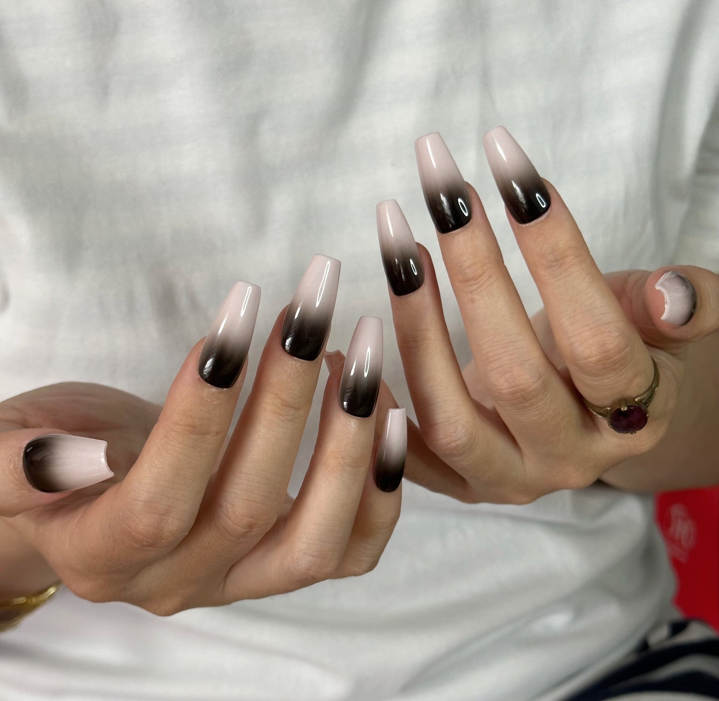 Ongles autocollants mi-trapèzes dégradés rose à noir | Ensemble d'ongles ombrés faits main