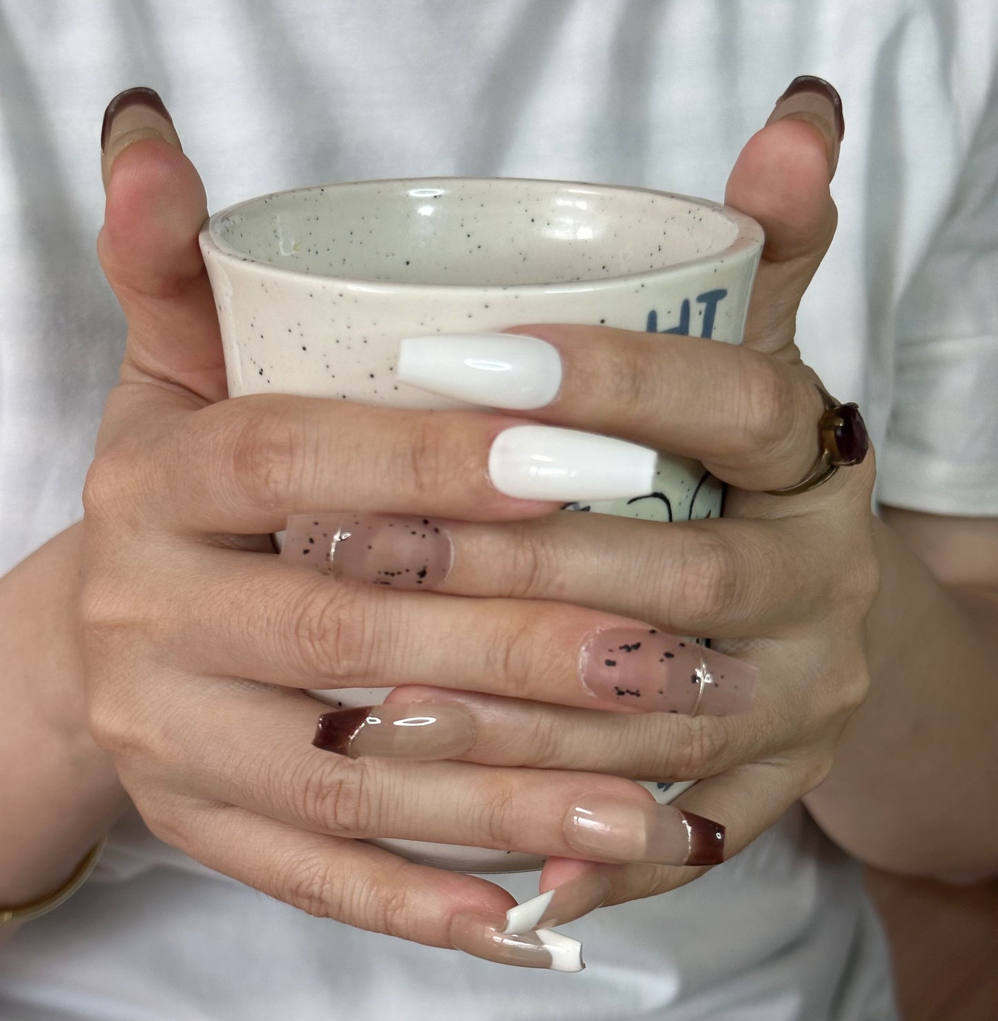 Ongles classiques français faits main | Élégantes nuances lait et café