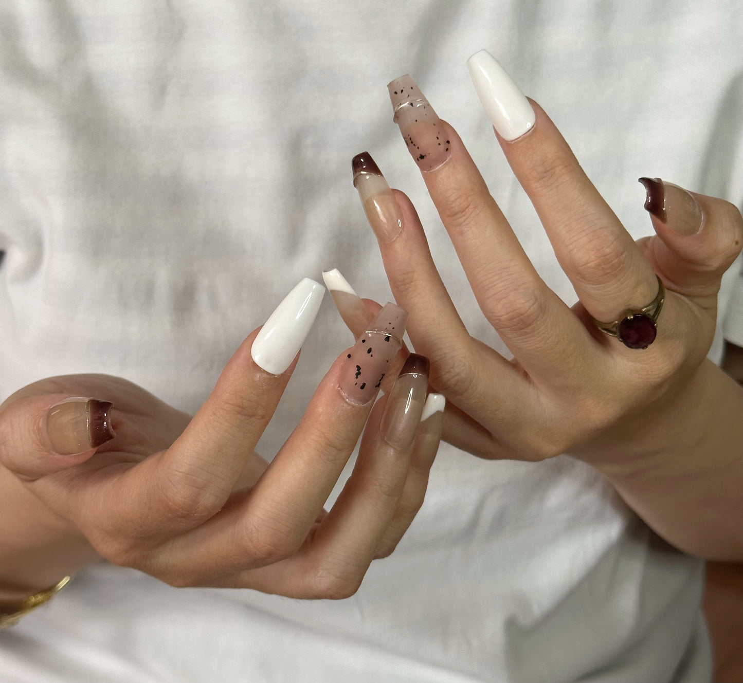Ongles classiques français faits main | Élégantes nuances lait et café