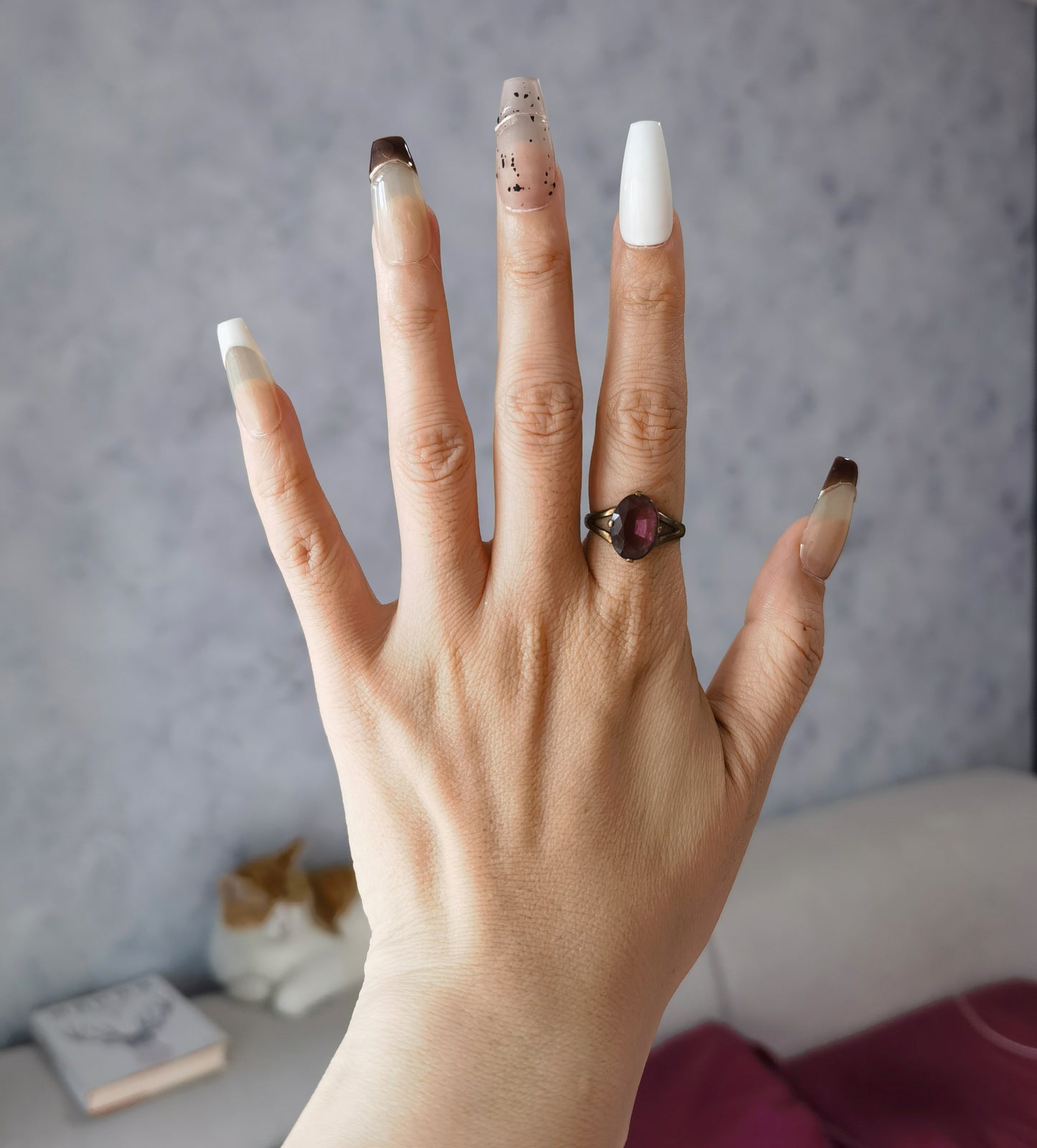 Ongles classiques français faits main | Élégantes nuances lait et café