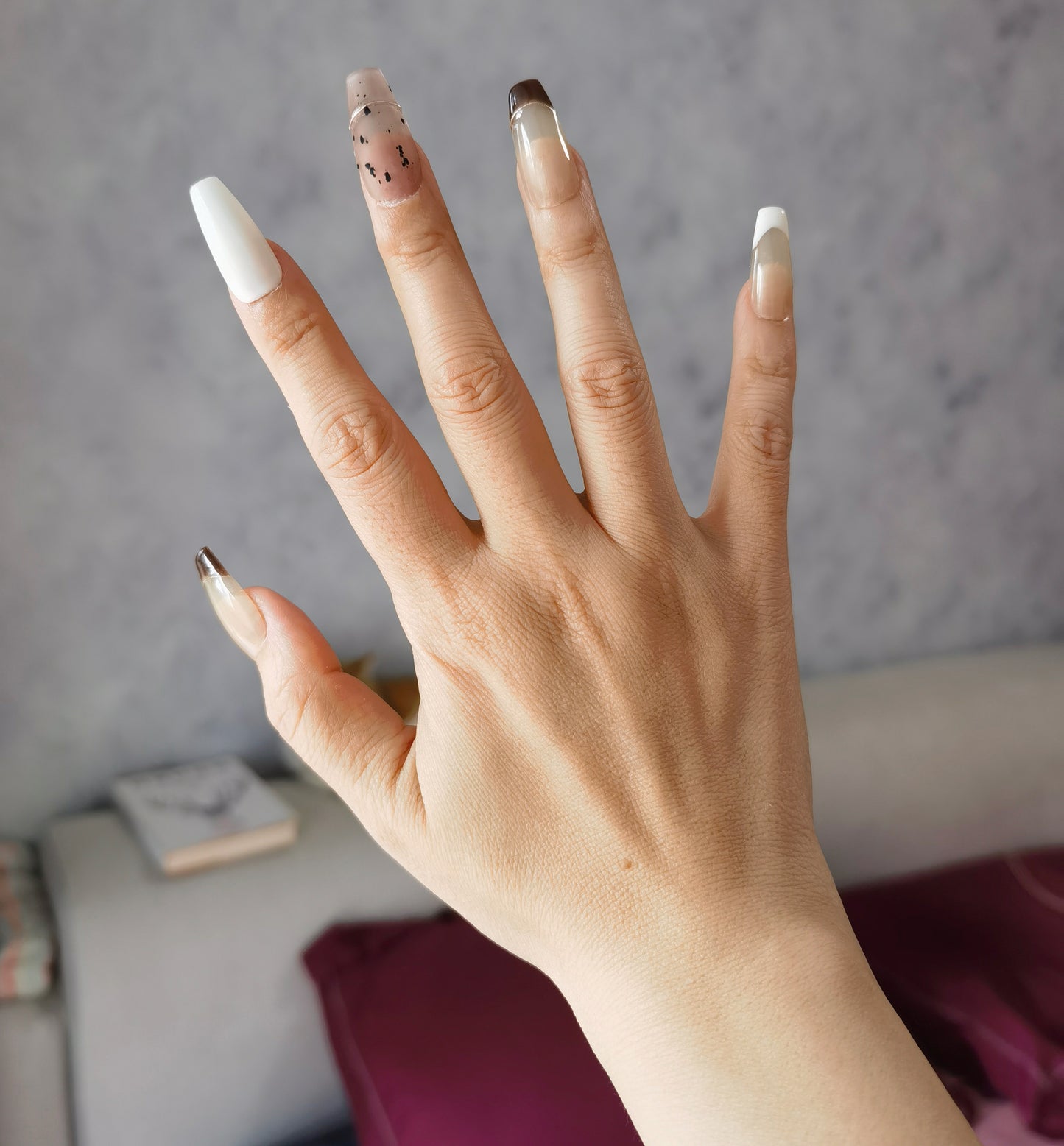 Ongles classiques français faits main | Élégantes nuances lait et café