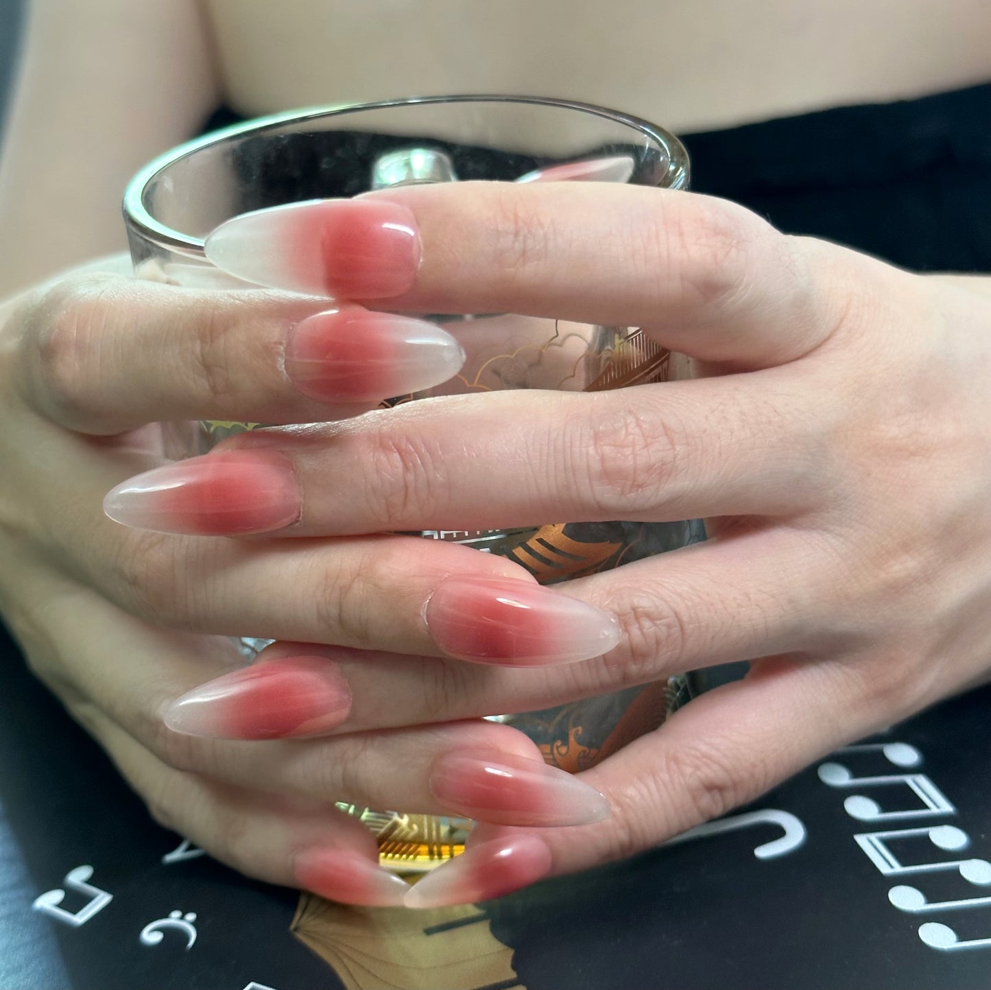 Ongles en amande couleur blush amande | Motif dégradé rose fait main