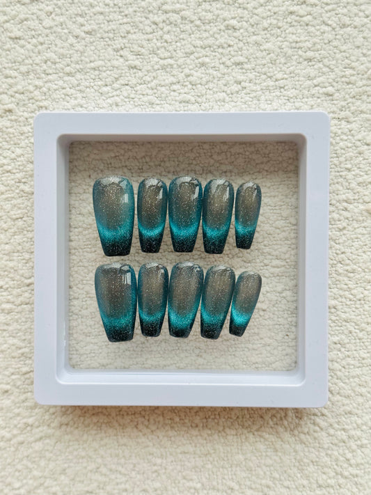 Blue Cat's Eye Central Mid-Trapezoid Press-On Nails | Mysterious and Sophisticated