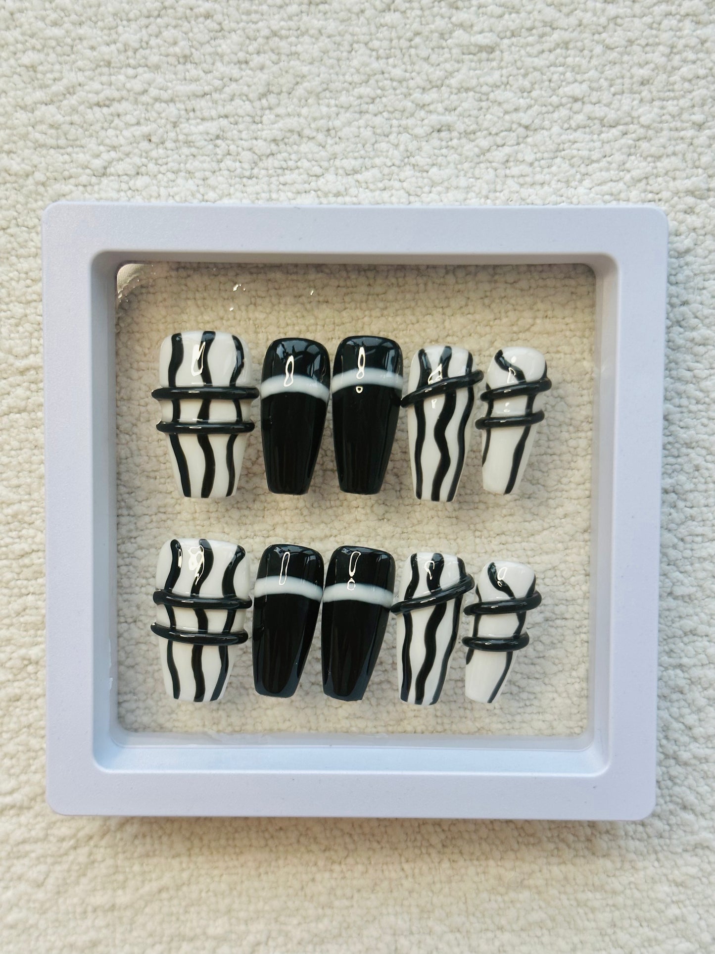 Faux ongles 3D foncés mi-stiletto faits main | Noir et blanc classiques | Lignes 3D minimalistes pour une élégance intemporelle