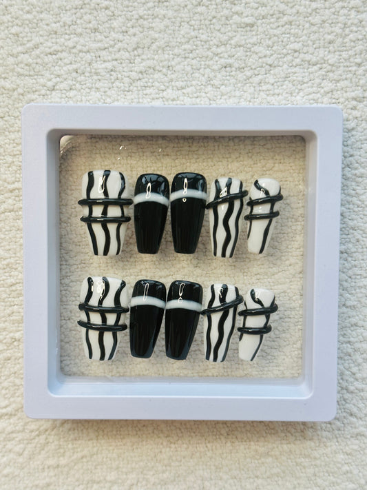 Faux ongles 3D foncés mi-stiletto faits main | Noir et blanc classiques | Lignes 3D minimalistes pour une élégance intemporelle