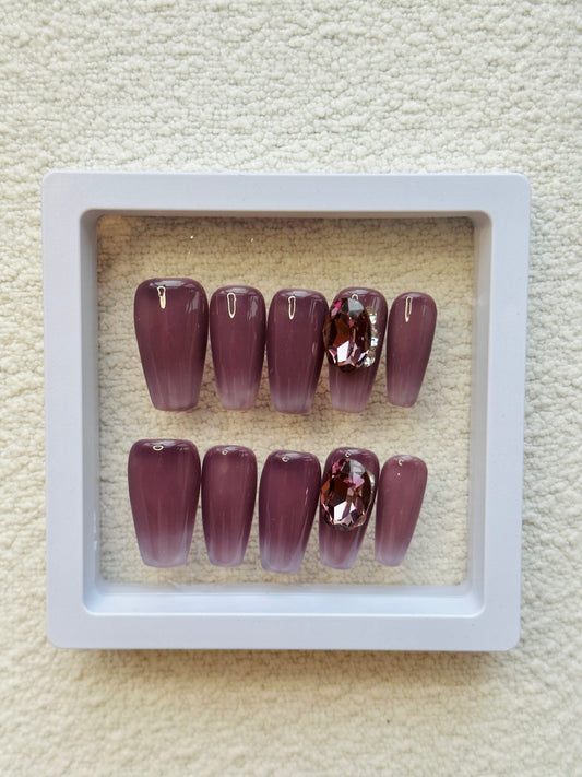 Faux ongles mi-aiguilles violet foncé à breloques, faits main | Design monochrome violet foncé avec diamants scintillants