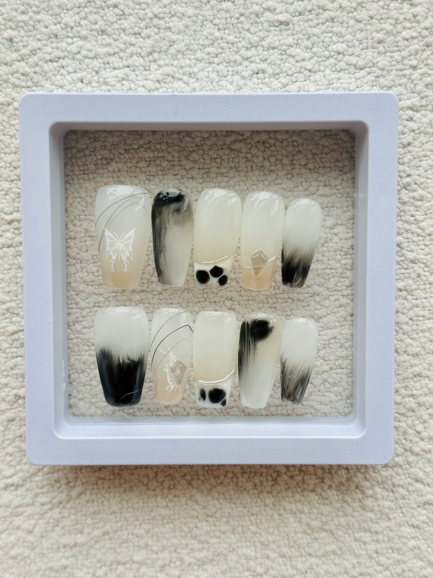 Faux ongles papillon à encre dégradée, longs et trapèzes | Art noir et argent d'inspiration zen