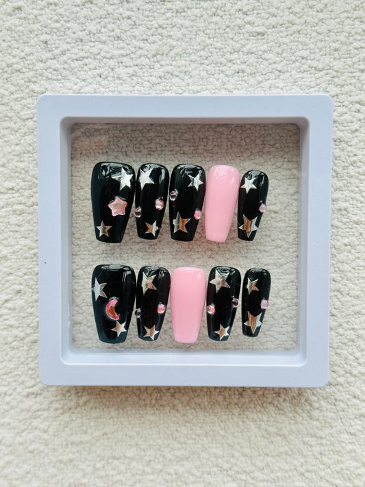 Ongles stiletto mi-longs Sultry Starlight | Design noir et rose fait main