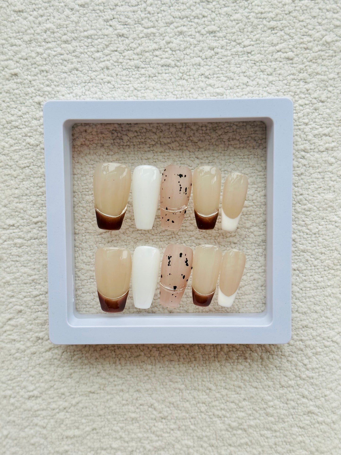 Ongles classiques français faits main | Élégantes nuances lait et café