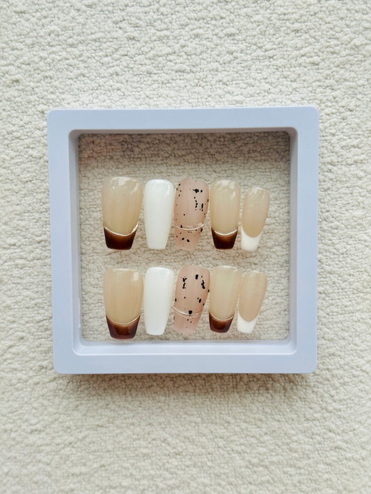 Ongles classiques français faits main | Élégantes nuances lait et café