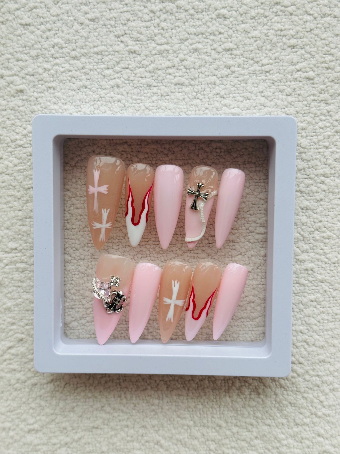 Ongles pointus roses faits main | Design rose et blanc d'inspiration années 2000 avec accessoires en croix