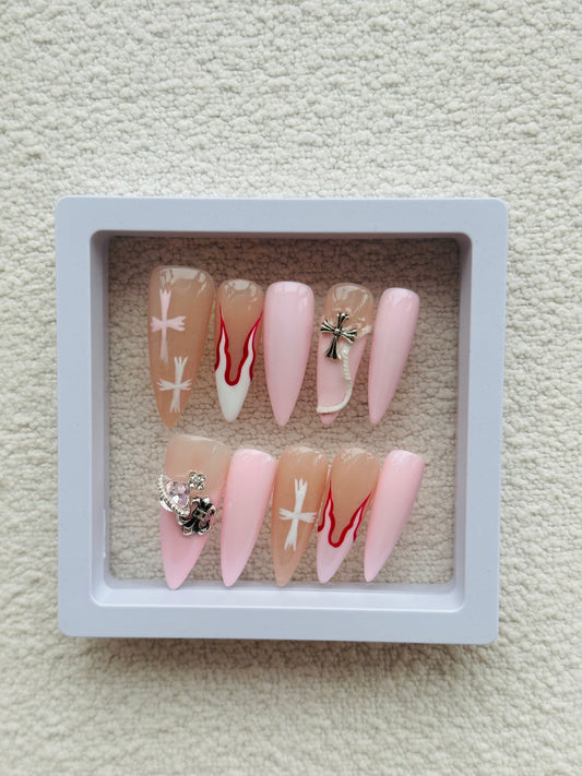 Ongles pointus roses faits main | Design rose et blanc d'inspiration années 2000 avec accessoires en croix