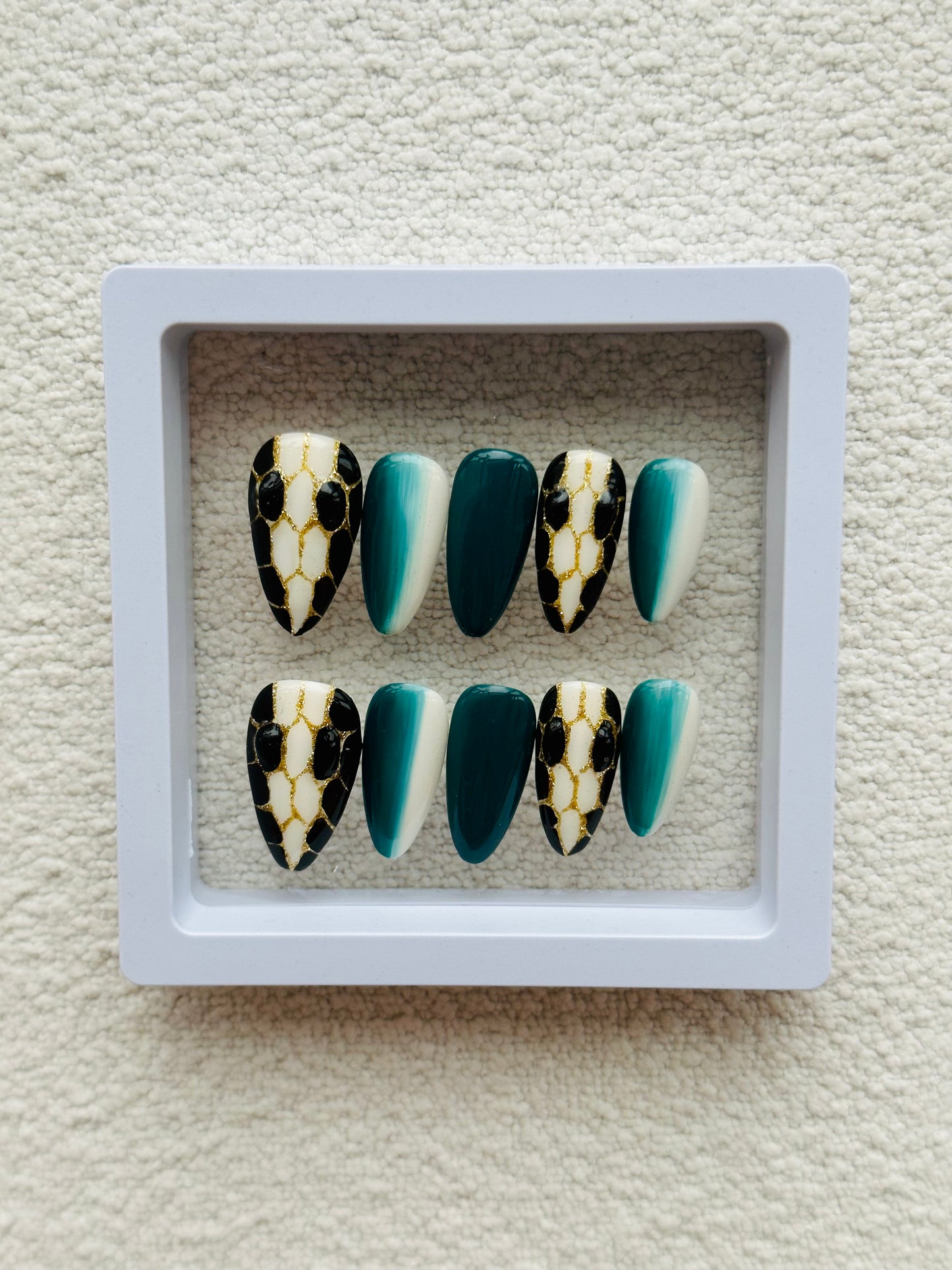 Ongles classiques en forme d'amande, tête de serpent | Motif vert émeraude et blanc fait main