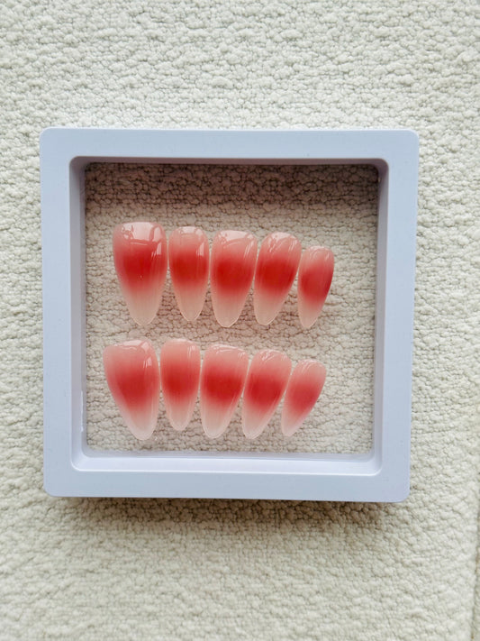 Ongles en amande couleur blush amande | Motif dégradé rose fait main