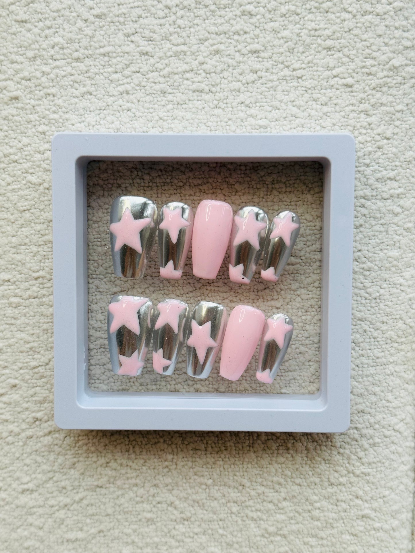 Faux ongles métalliques faits main | Miroir argenté avec étoiles roses
