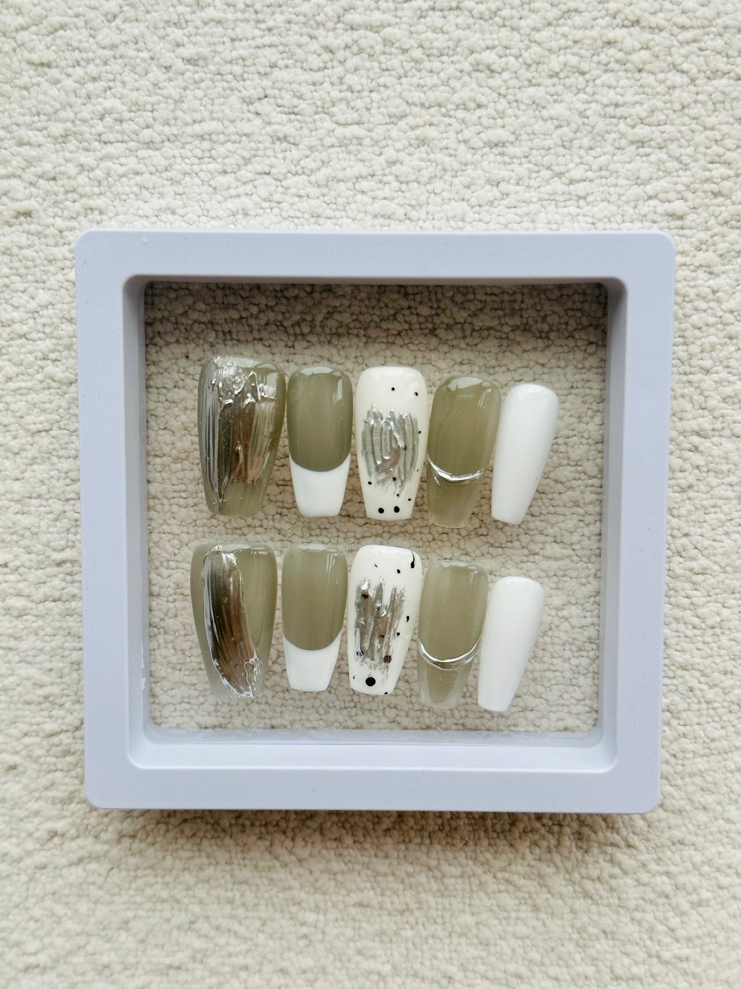 Ongles autocollants trapézoïdaux en porcelaine blanche Galaxy | Élégance artisanale en blanc et argent