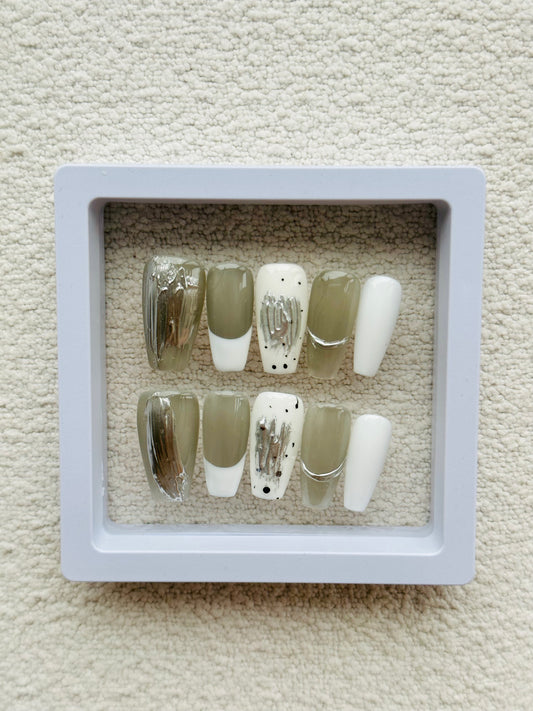Ongles autocollants trapézoïdaux en porcelaine blanche Galaxy | Élégance artisanale en blanc et argent