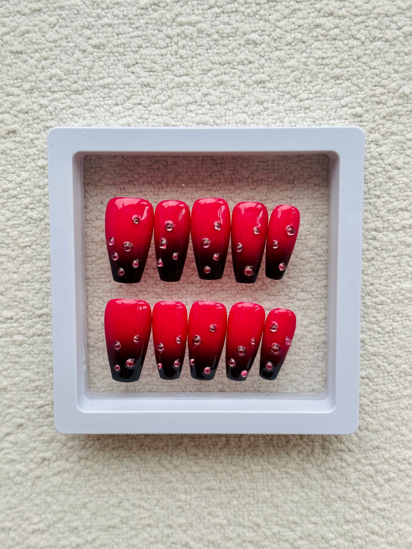 Faux ongles décalcomanies trapézoïdaux dégradés noir et rouge | Dégradé rose-noir fait main avec diamants
