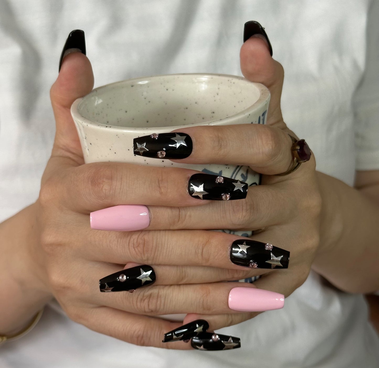 Ongles stiletto mi-longs Sultry Starlight | Design noir et rose fait main
