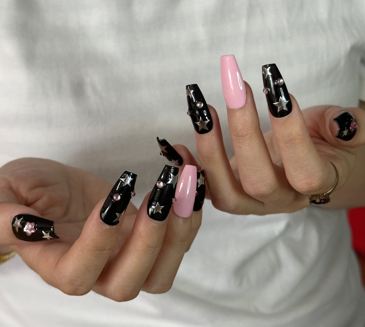 Ongles stiletto mi-longs Sultry Starlight | Design noir et rose fait main