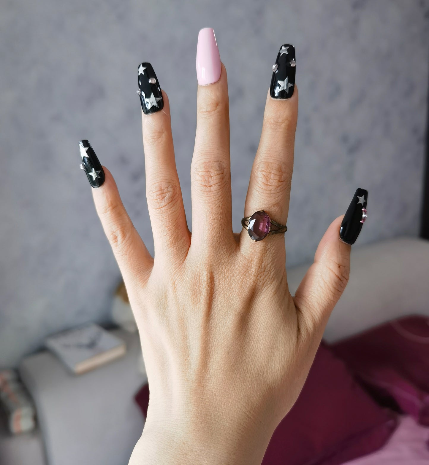 Ongles stiletto mi-longs Sultry Starlight | Design noir et rose fait main