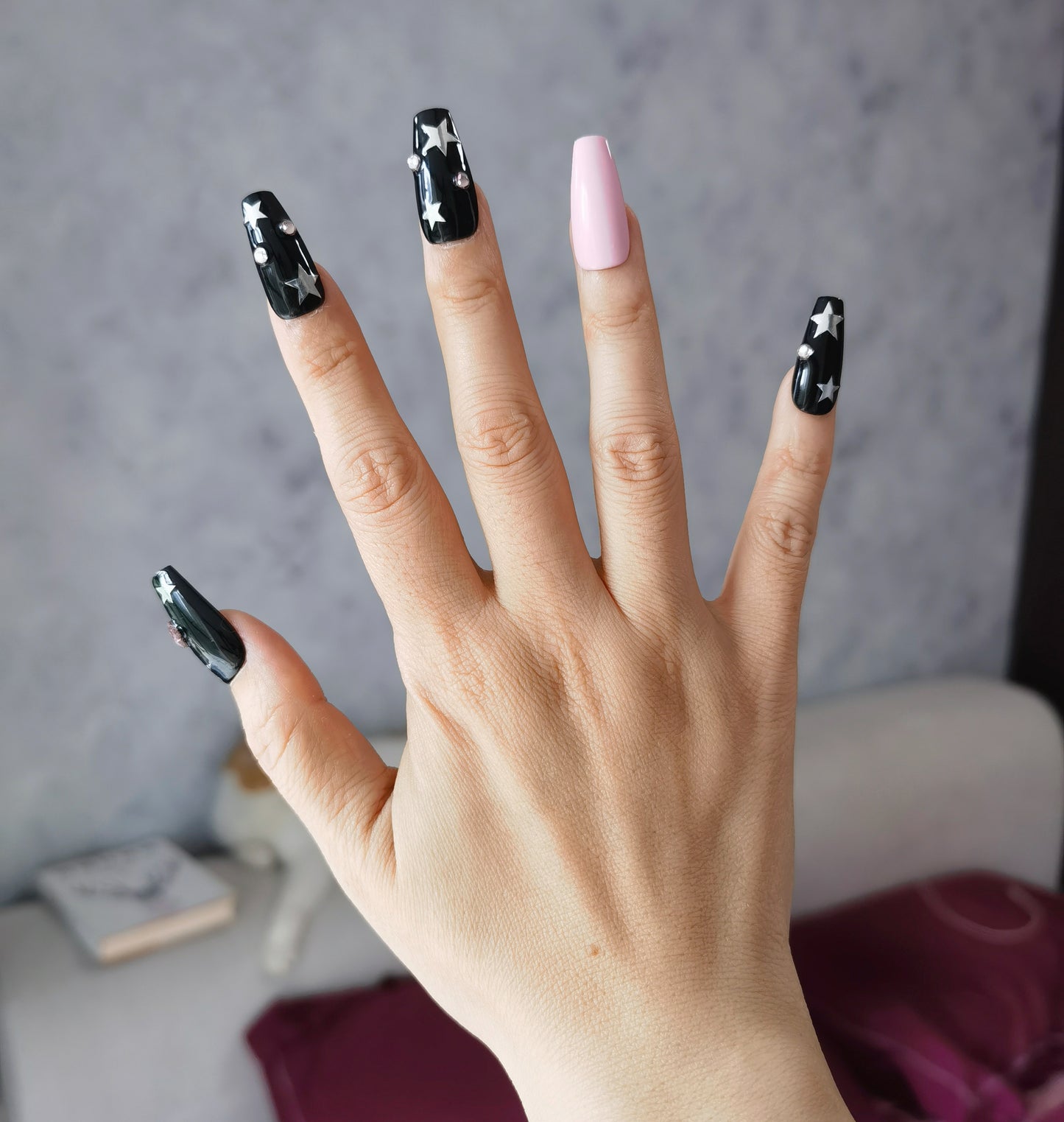 Ongles stiletto mi-longs Sultry Starlight | Design noir et rose fait main