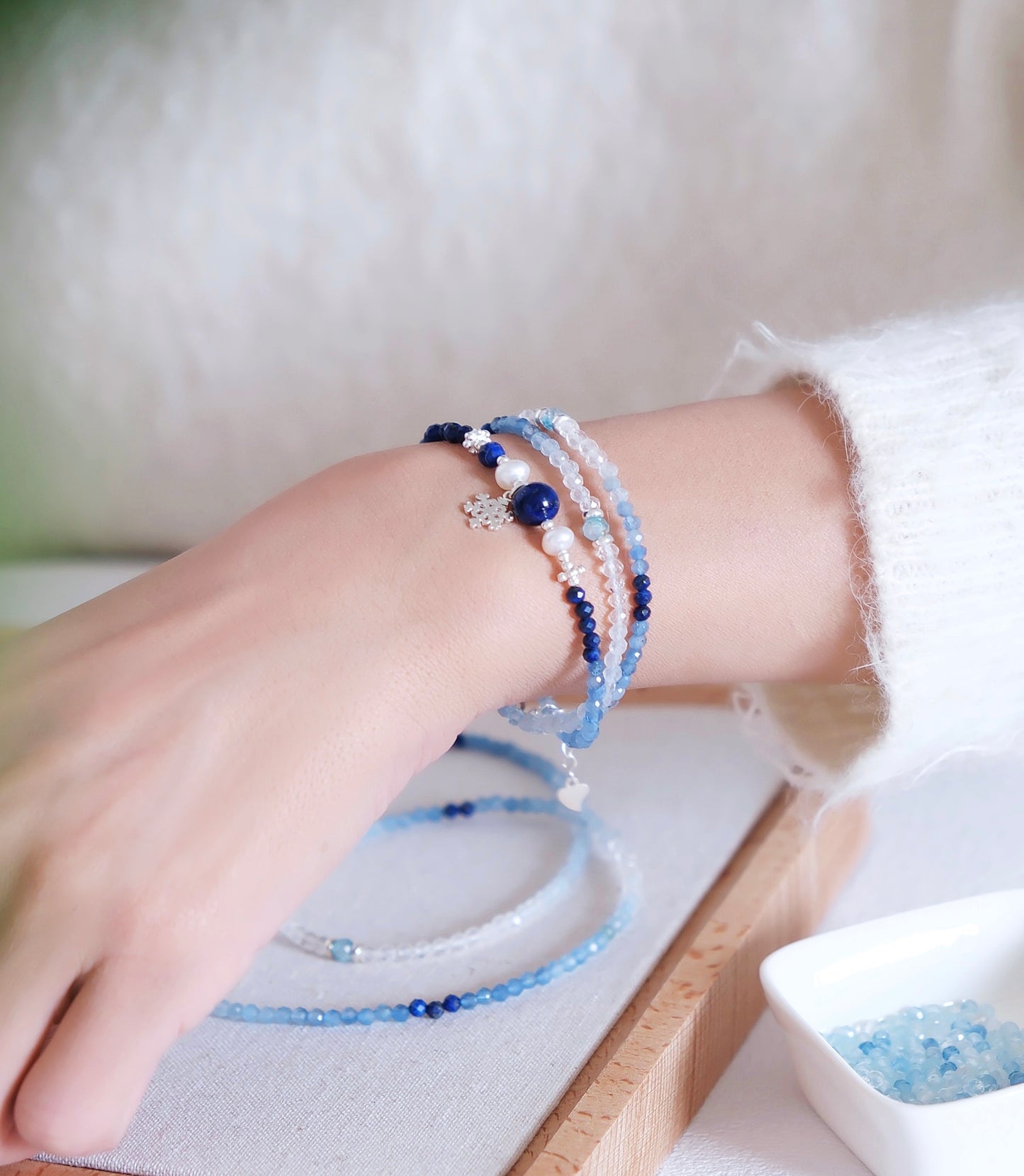 Collier court en cristal bleu et blanc inspiré de La Reine des Neiges – Icy Simplicity