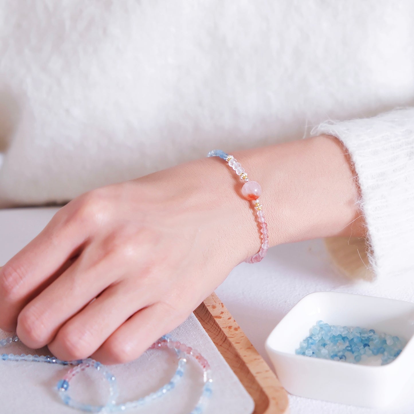 Bracelet en cristal bleu et rose – Harmonie en fleurs